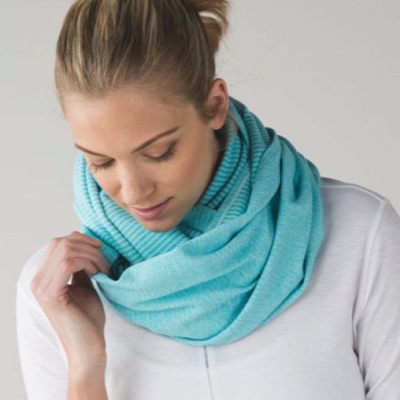 Lululemon vinyasa scarf Color- mini check aquamarine heathered peacock blue - Picture 1 of 7